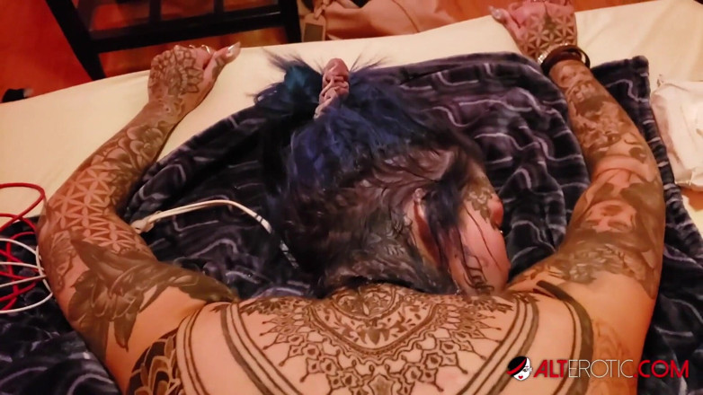Alt Erotic: Potetovaná kráska Amber Luke touží po velkém ptákovi