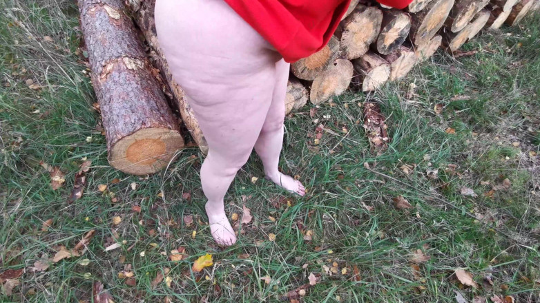 Bouncy Tits Action: Helt naken tuttstraff i skogen