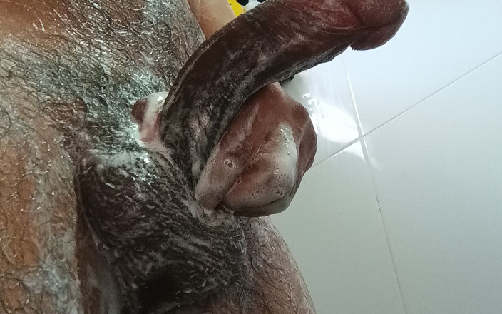 Tommhot: Il patrigno gioca davanti alla doccia con il suo cazzo...