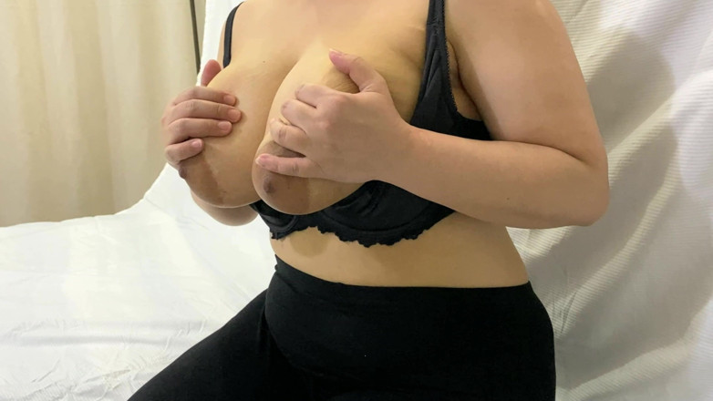 Faustina Pierre: Une belle fille excitée en soutien-gorge noir se lèche les...
