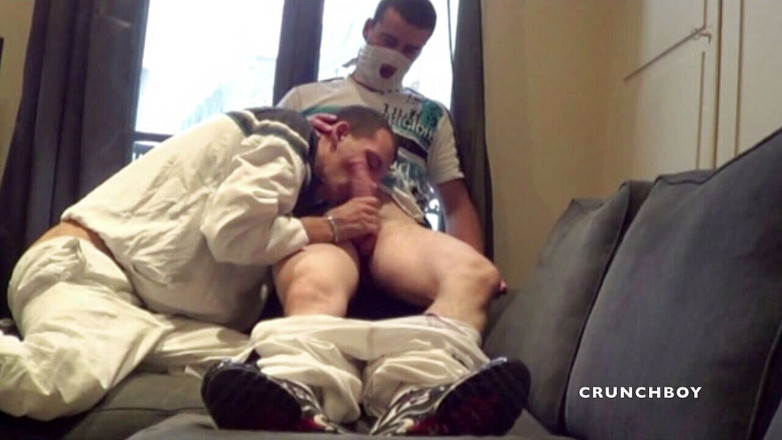 Sneaker gay: Scaly chłopak w joggingu używany przez prostego chłopca dominującego