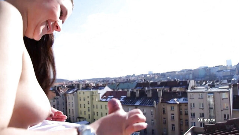 Andrea Dipre Channel: Andrea dipre thổi kèn ngoài trời trên mái nhà ở Praha
