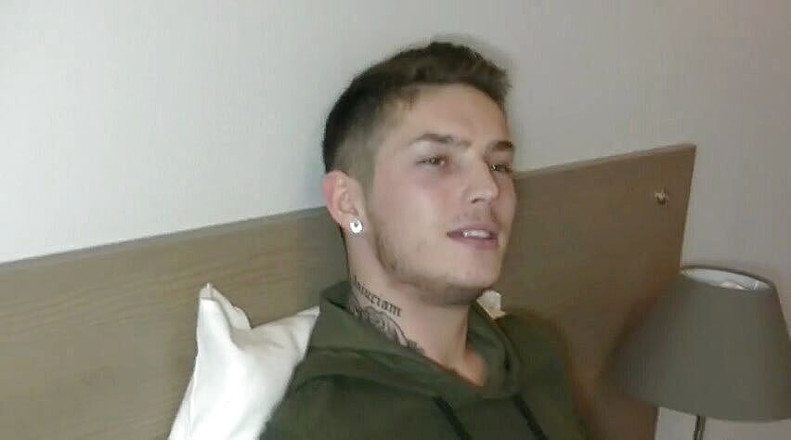 Gaybareback: Un beau jumelle bisexuel baise sans capote son meilleur ami