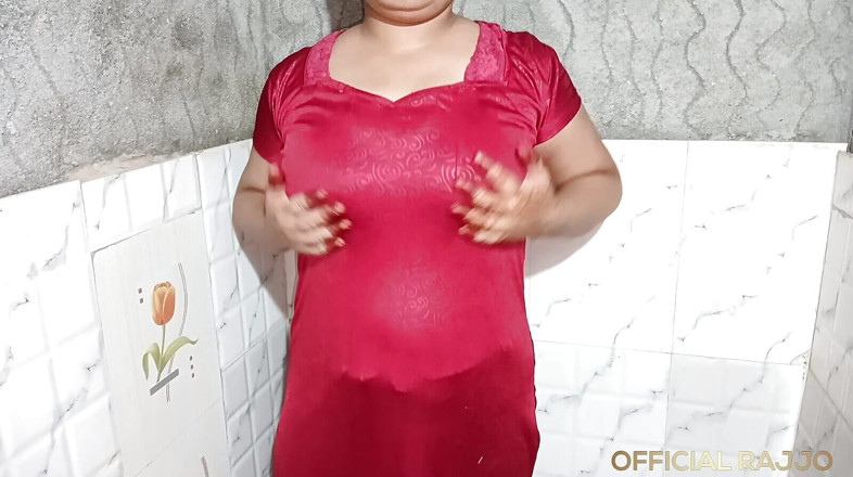 Alu Rajjo: Ấn Độ bhabhi khoe lồn trong phòng tắm