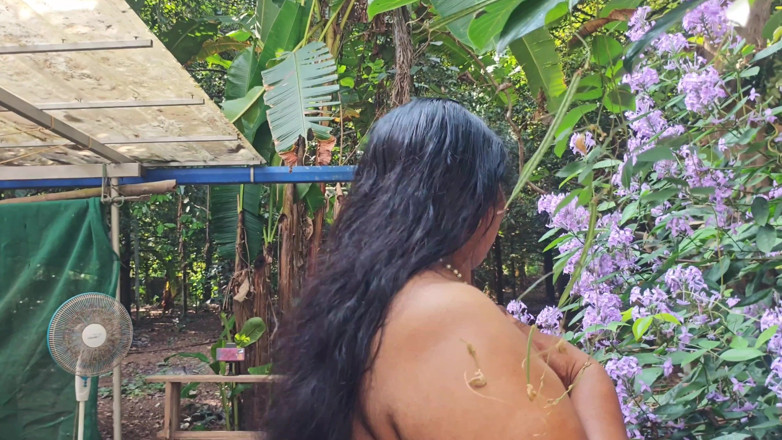 Anne Ipe: Schönes desi-mädchen macht sich draußen im garten nackt