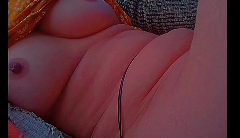 TricolorMusic3: Le piace ottenere un orgasmo dolce masturbandosi. Sogni dolce e...