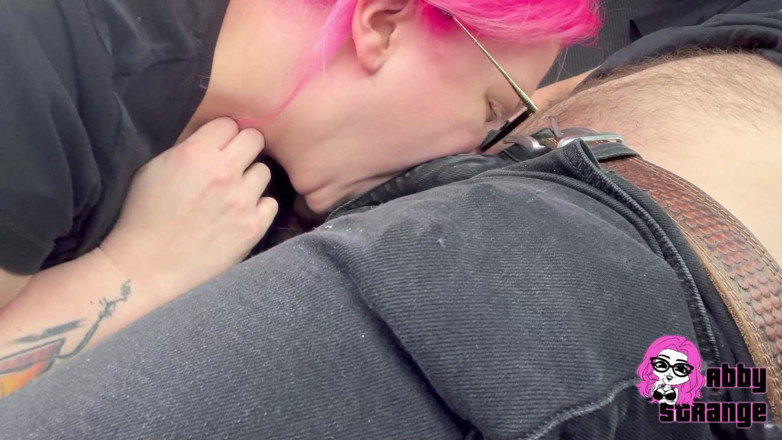 Abby Strange: Puclib-blowjob mit verrückt großem abspritzen