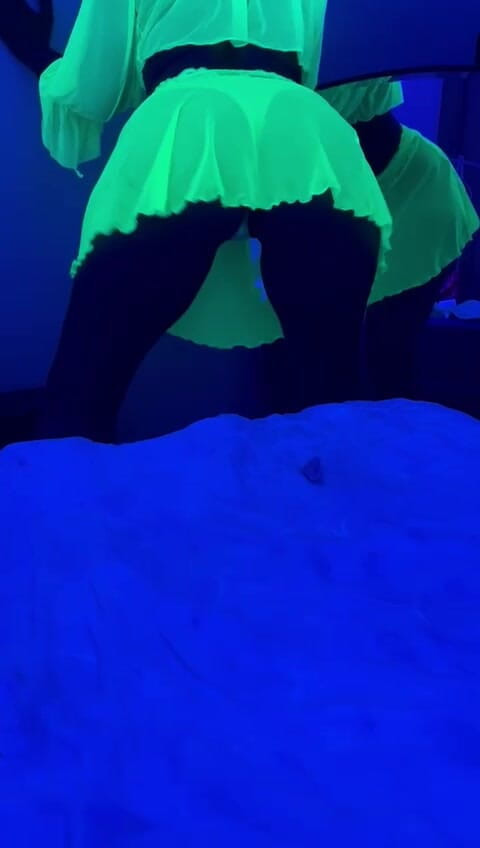 Caramela Sluty Wife: 네온 의상 란제리 Twerk 트위킹 완벽한 몸부림 엉덩이 후장 소녀