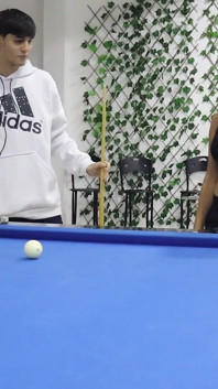 Meine stiefschwester will lernen, billard zu spielen, und ich werde sie gegen Sex unterrichten.
