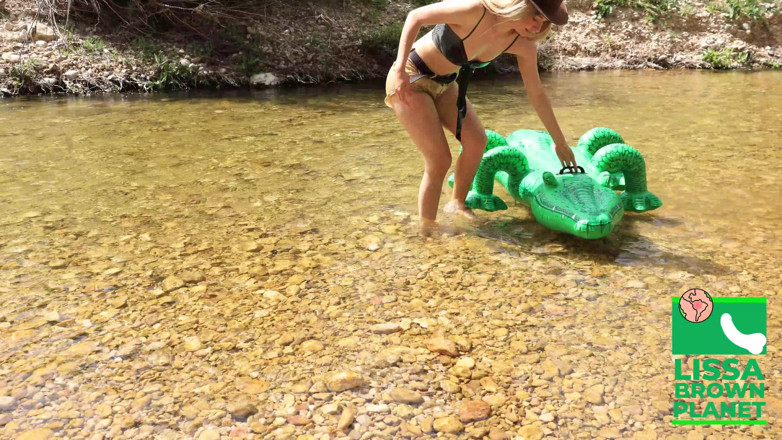 Lissa Brown: L'esploratore gonfiabile wildlife arriva al sito gonfiabile; È molto pericoloso!
