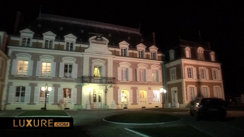 Luxure: Vanessa Goldi dans le château échangiste
