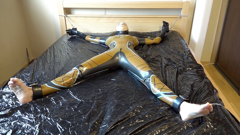 Latex Danielle: Danielle, latex attaché au lit, se masturbe avec le vibromasseur...