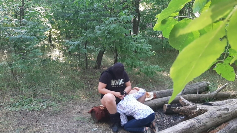 Lesbian-candys: J’ai baisé par la bouche un inconnu dans la forêt -...