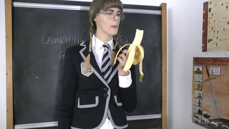 St Mackenzie's Archive: Melissa zjada dużego banana w klasie