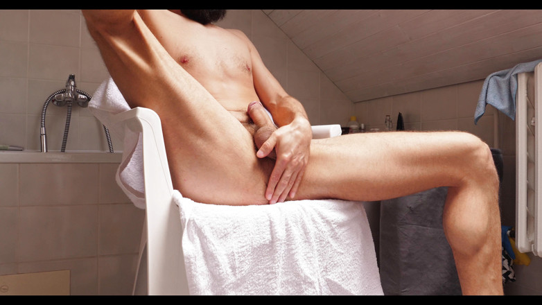 Jerking studs: Idiota en el baño