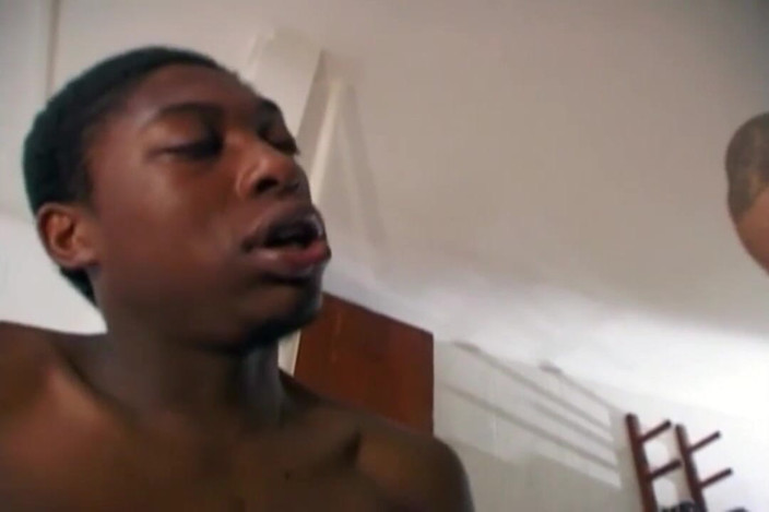 Gay 4 Pleasure: Un mec blanc se fait baiser par 3 grosses bites noires