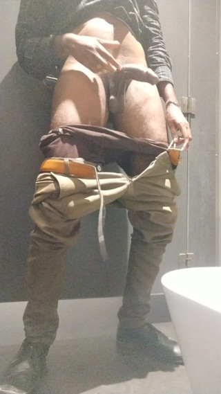 Tamil10inchesbbc: Masturbarsi in bagno pubblico per te