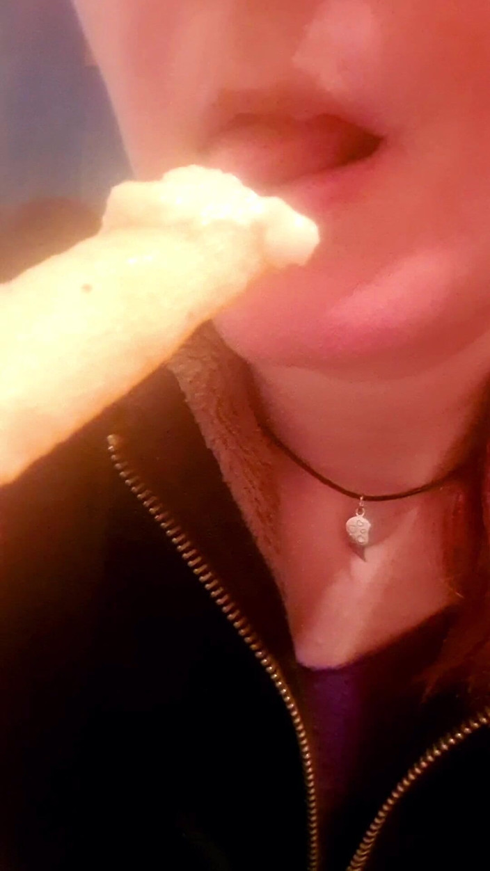 Ana Liz: Une fille coquine suce des pommes de terre