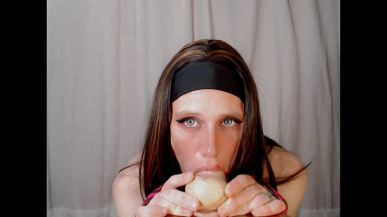 SissyFemboySumisa: Sissy Babytgirl94 entraîne sa gorge profonde sans pitié et gros...