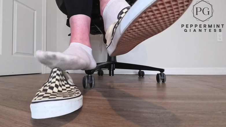 Peppermint Giantess: Stiekeme kantoorvoet plagen in checkerboard bestelwagens - alleen teen strip en...