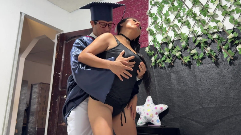 NEGRITA SEXY: 優秀な学業成績の継息子への報酬:ラティーナの継母が夫が不在の間に継息子に軽いセックスをします