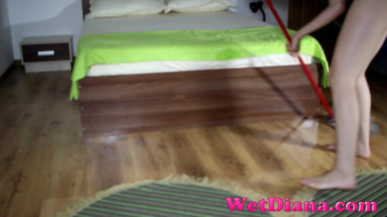 Wet Diana: Đi tiểu trong một cái xô và cho bạn xem
