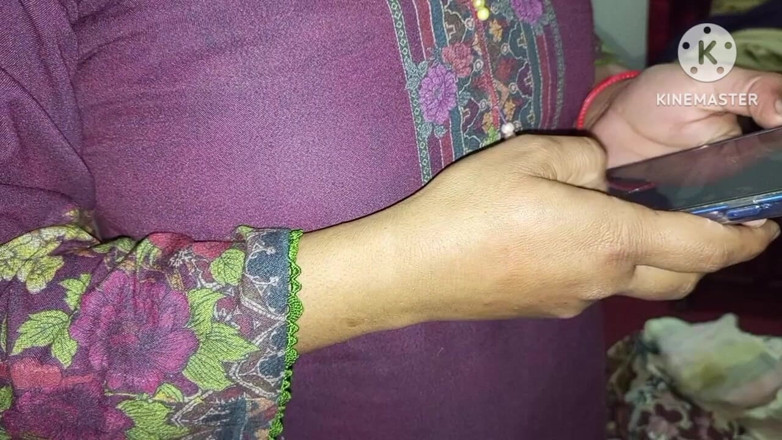 Lubnawife: Punjabi Jatti pega Bihari se masturbando em seu banheiro e...
