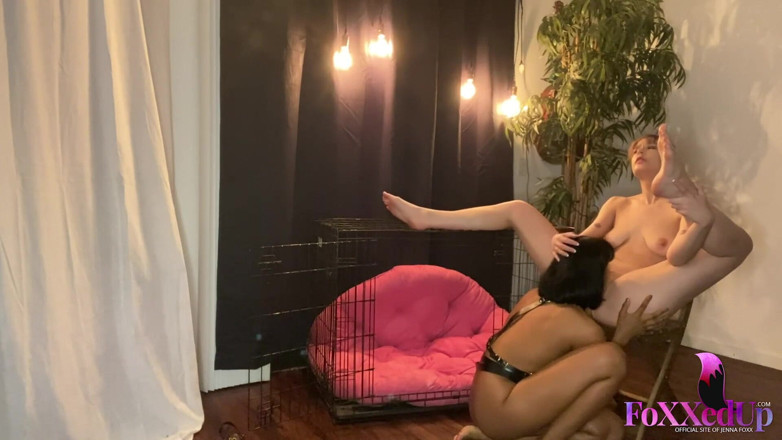 Jenna Foxx: Sumisa milf Jenna Foxx le encanta complacer el coño y...