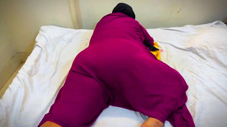 Your Boy's Cum: Servitoare sexy libaneză odihni patul meu &amp;I a se vedea fundul...