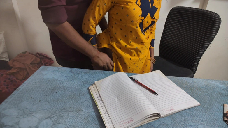 Mumbai Ashu: 老师仍然躺着，这就是阿舒迟到的原因，这就是为什么先生告诉他独自见我的原因。