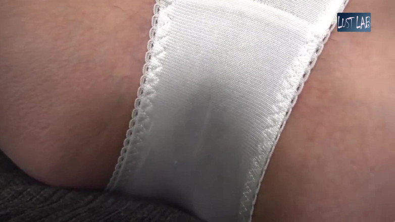 Lust lab: Gewaagde uitnodiging. Bhless plagen toont een pantylijn en drukt dicht,...