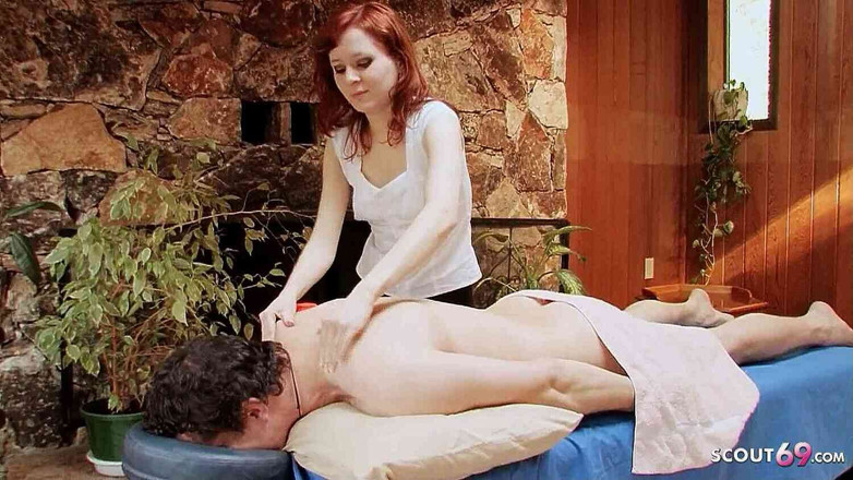Full porn collection: La teen rossa vergine seduce il cliente per scopare durante...