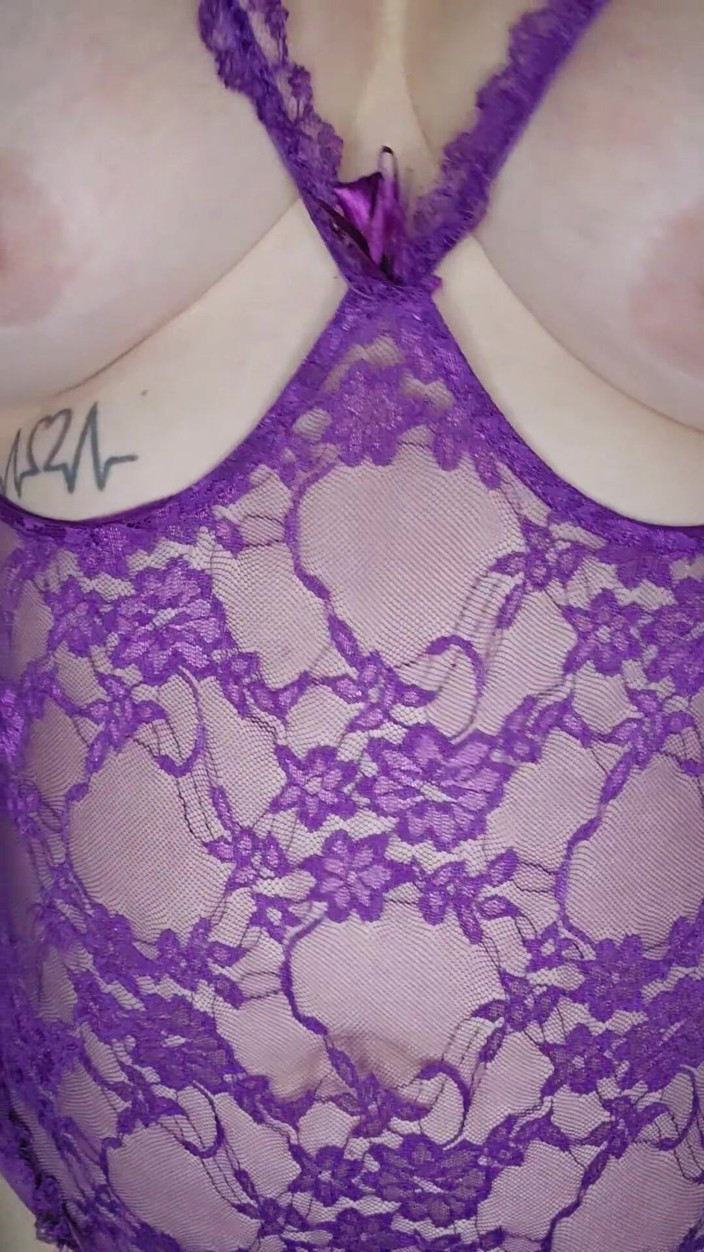 Jenn_sexxii: Une MILF sexy en lingerie violette jouit pour vous