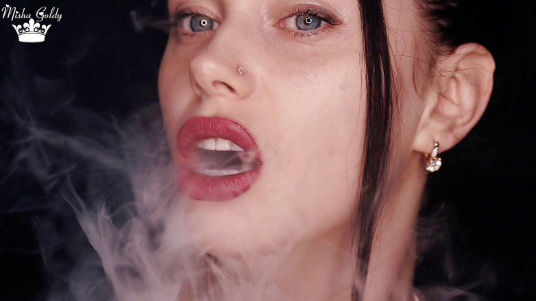 Goddess Misha Goldy: Курение кальяна и фетиш с губной помадой