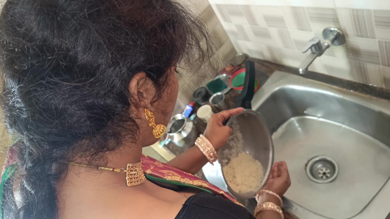 Inba: Wanita desi berkahwin di dapur