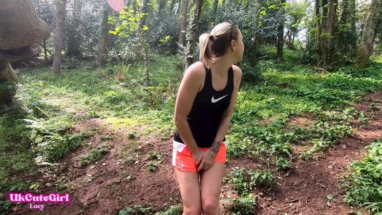 UKCuteGirl Lucy Lauren: Мені довелося намажатися на вулиці, поки ти спостерігав: відчайдушна пробіжка