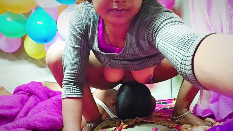 Bangala bhabhi: Поедание киски и сиськи