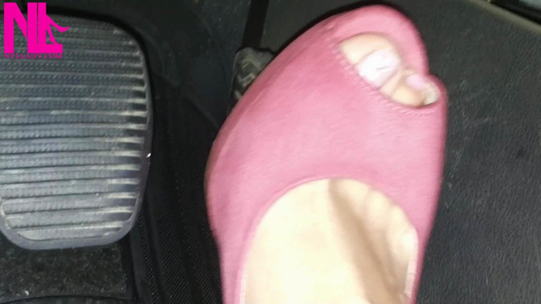 Nyllady: Barfuß fahren und revving in lebhaften rosa sandalen mit hohen...