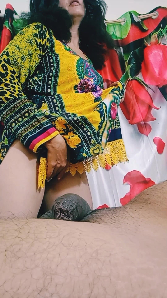 Bolly Karma: 曲線美のある女の子が彼氏を喜ばせる