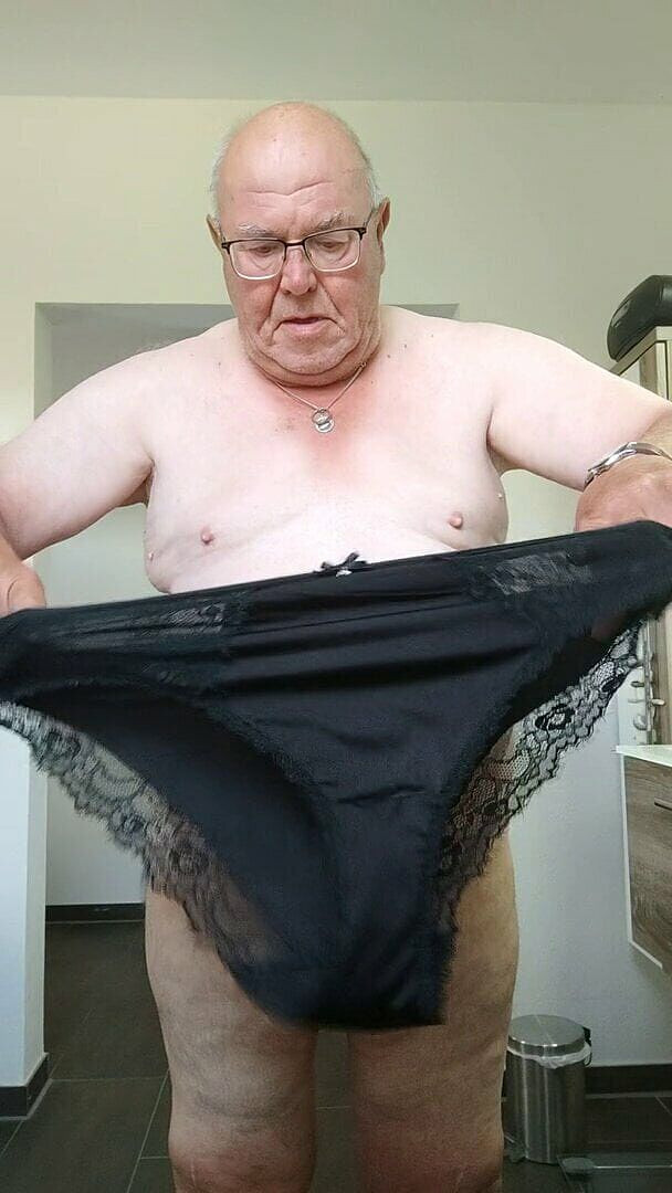Karlchengeil: Camisón de la esposa y bragas negras