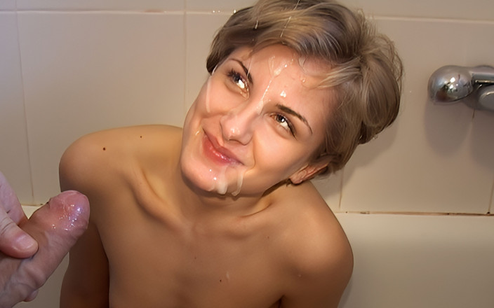 AproductionA: Gesichtsbesamung von lindas gesicht mit Pisse gewaschen