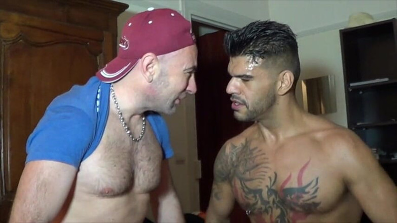 Gaybareback: Leon XXL berkongkek tanpa kondom Jess Royan dan creampie