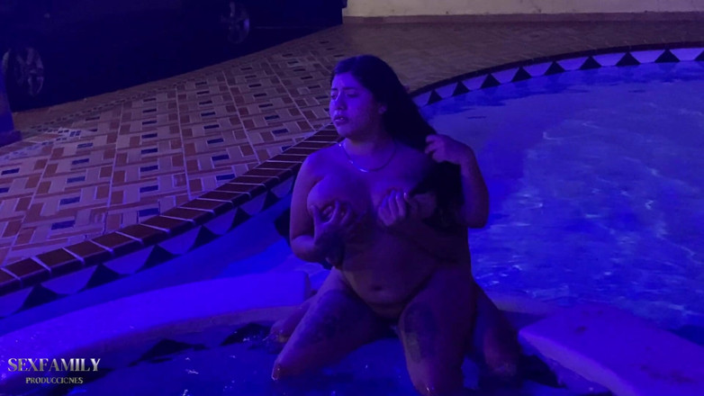 Bigboobssex: Îmi fut sora vitregă indiană într-un jacuzzi până când ajunge la...