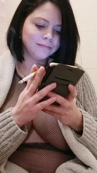 Une MILF enceinte fume une cigarette