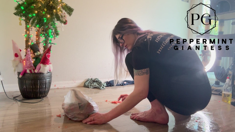 Peppermint Giantess: Fruit Crush Aftermath: Saftige boden-schmutz säubern
