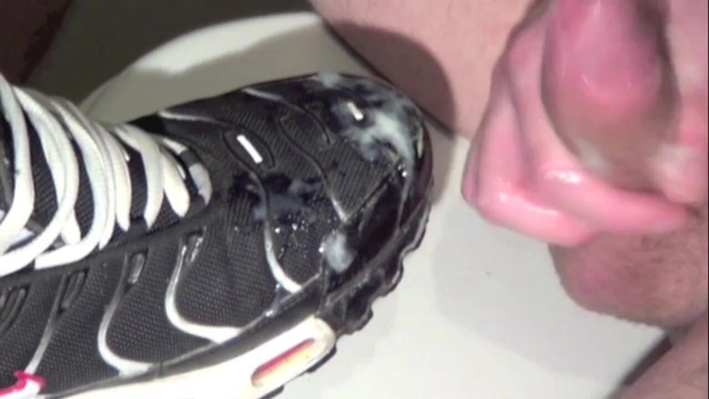 Sneaker gay: Ragazzo scally scopa con le scarpe da ginnastica