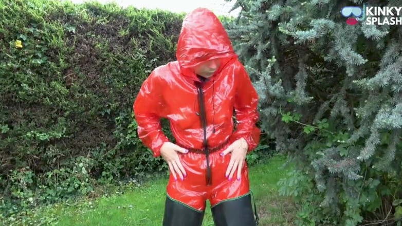 UKCuteGirl Lucy Lauren: Costume da pioggia in pvc lucido provocante