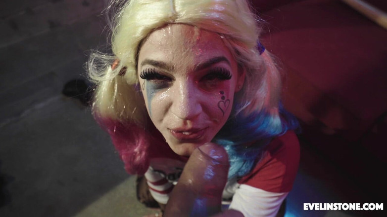 Evelin Stone: Cosplay Harley Quinn поражение от траха с камшотом на лицо