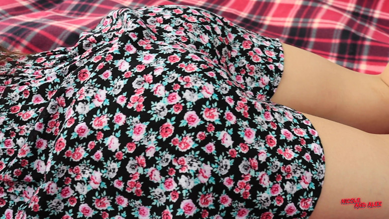 NicoleAndAlex: Menyetubuhi istri orang lain di alam. Aku menyelesaikannya di mulutnya.