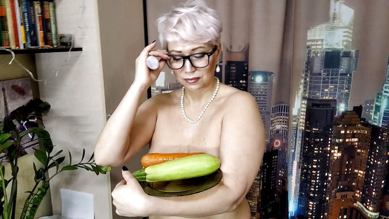 AimeeParadise: Segretaria MILF con zucchine e carote nella fica bagnata matura...